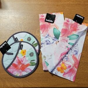 Ladelle, Floral Kitchen Set - 2 pot holders + 2 Kitchen towels - pinks & greens